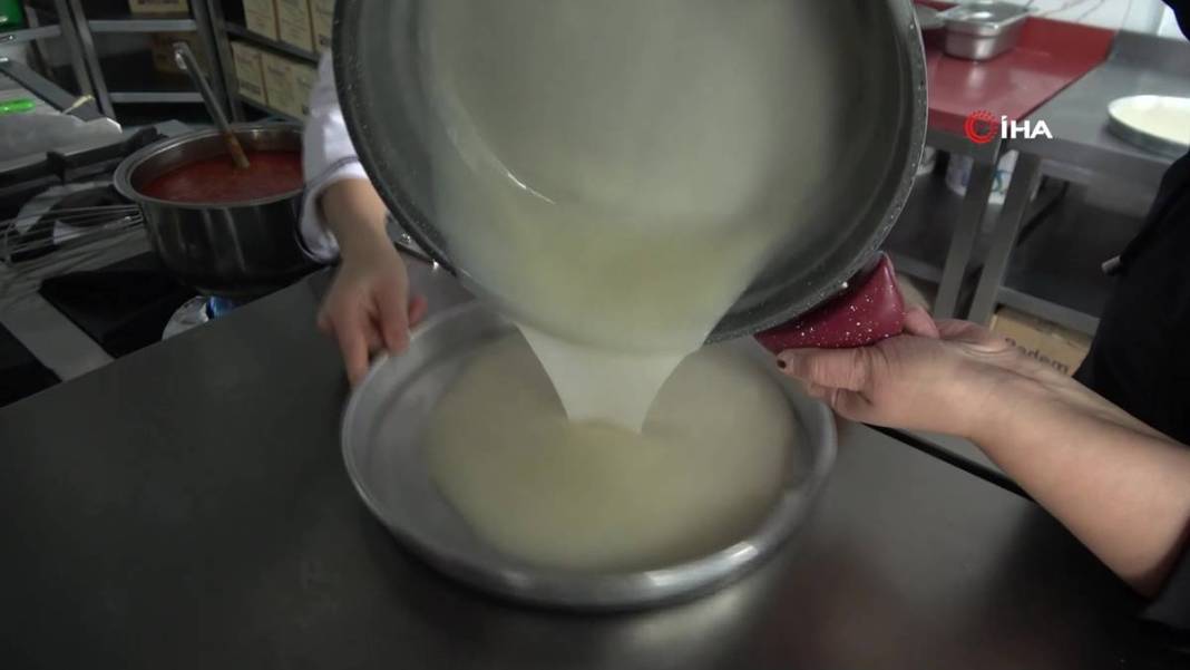 Yutulan çorba olur mu? Evet, Türkiye'de olur! Bu yöresel çorbayı ilk kez görenler şaşıp kalıyor 17